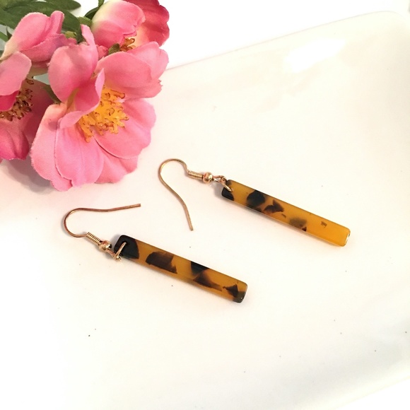 Leopard (Dark) Tortoise Shell Bar Minimalist Dangle Earrings - Picture 3 of 4
